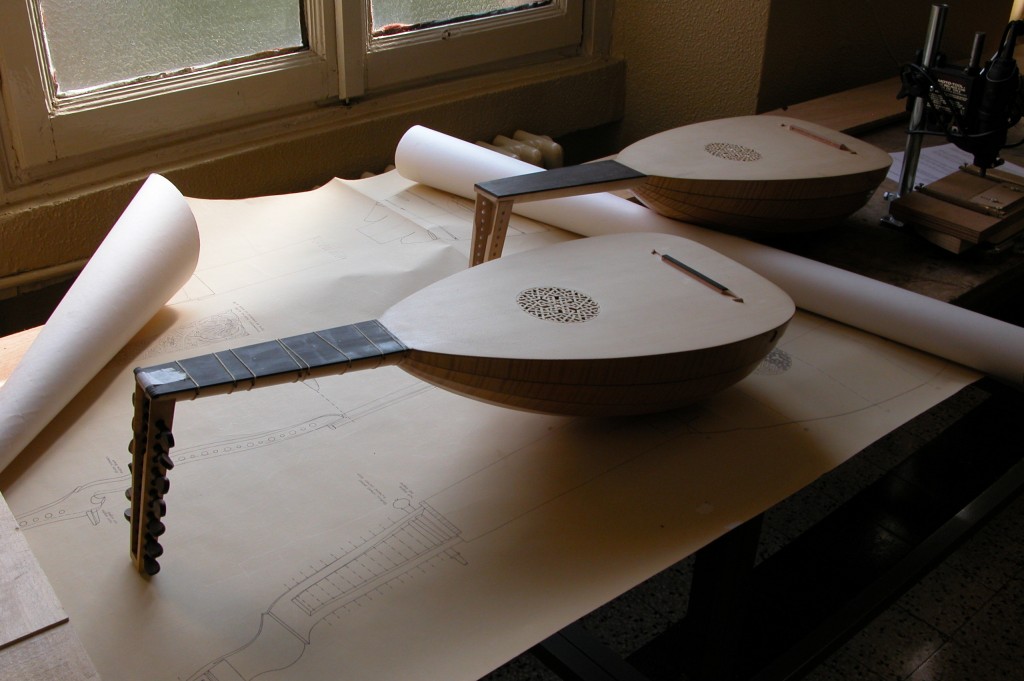 バイオリン学校に展示されたバイオリンと設計図